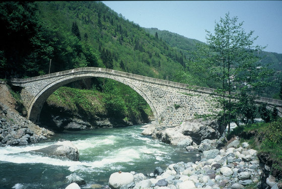 Brücke über Fırıtna deresi, Camlıhemșin, Türkei, © Thede Kahl Brücke über Fırıtna deresi, Camlıhemșin, Türkei, © Thede Kahl